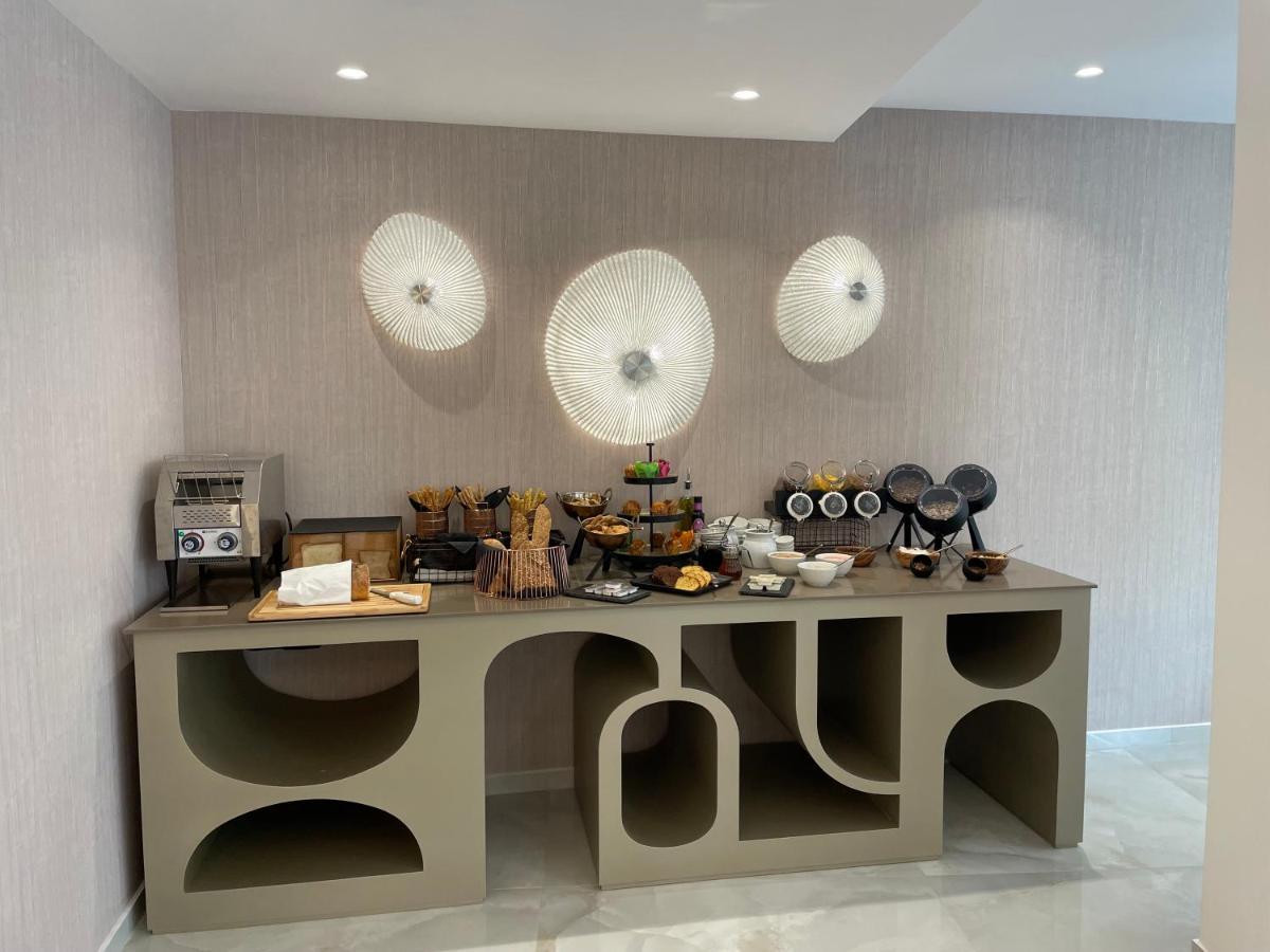 Ethereal White & - Adults Only Hotel