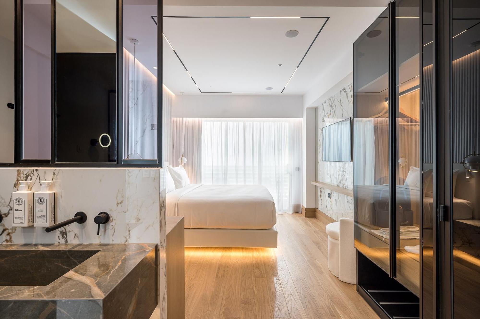 Ethereal White & - Adults Only Hotel
